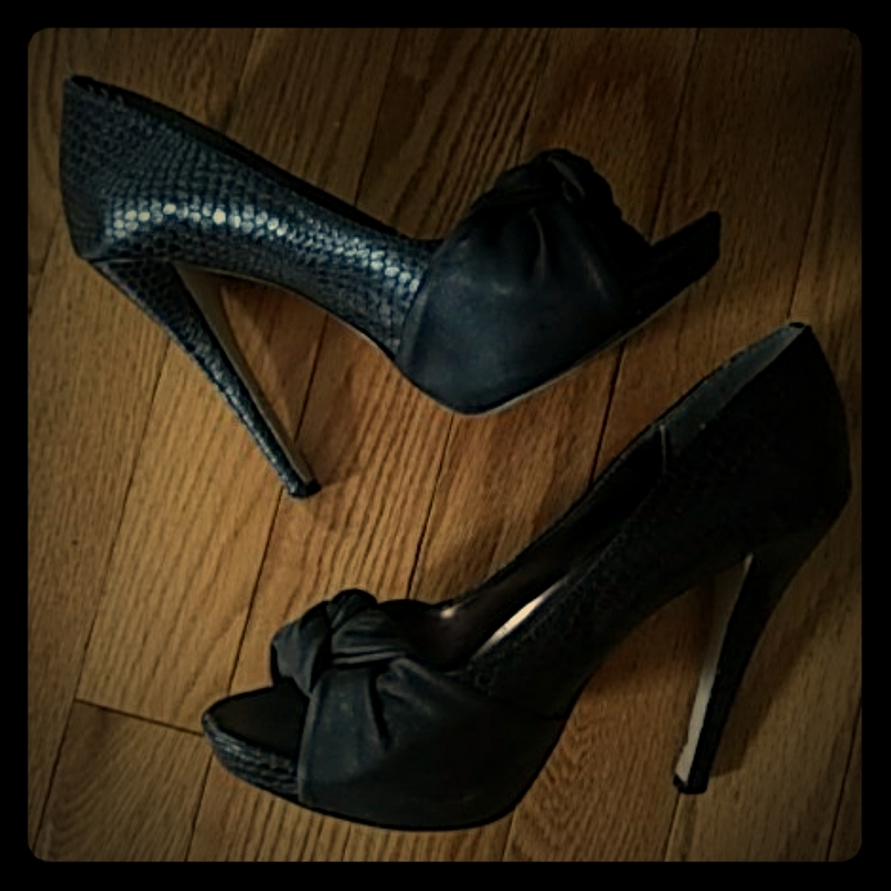 Black snakeskin bow peep toe heels size 8